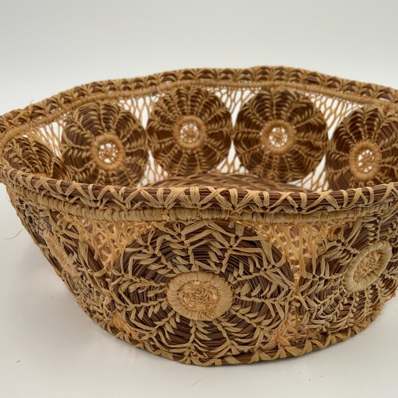 Beautiful 8" Round Vintage Coiled Pine Needle Basket - Picture 3 of 5